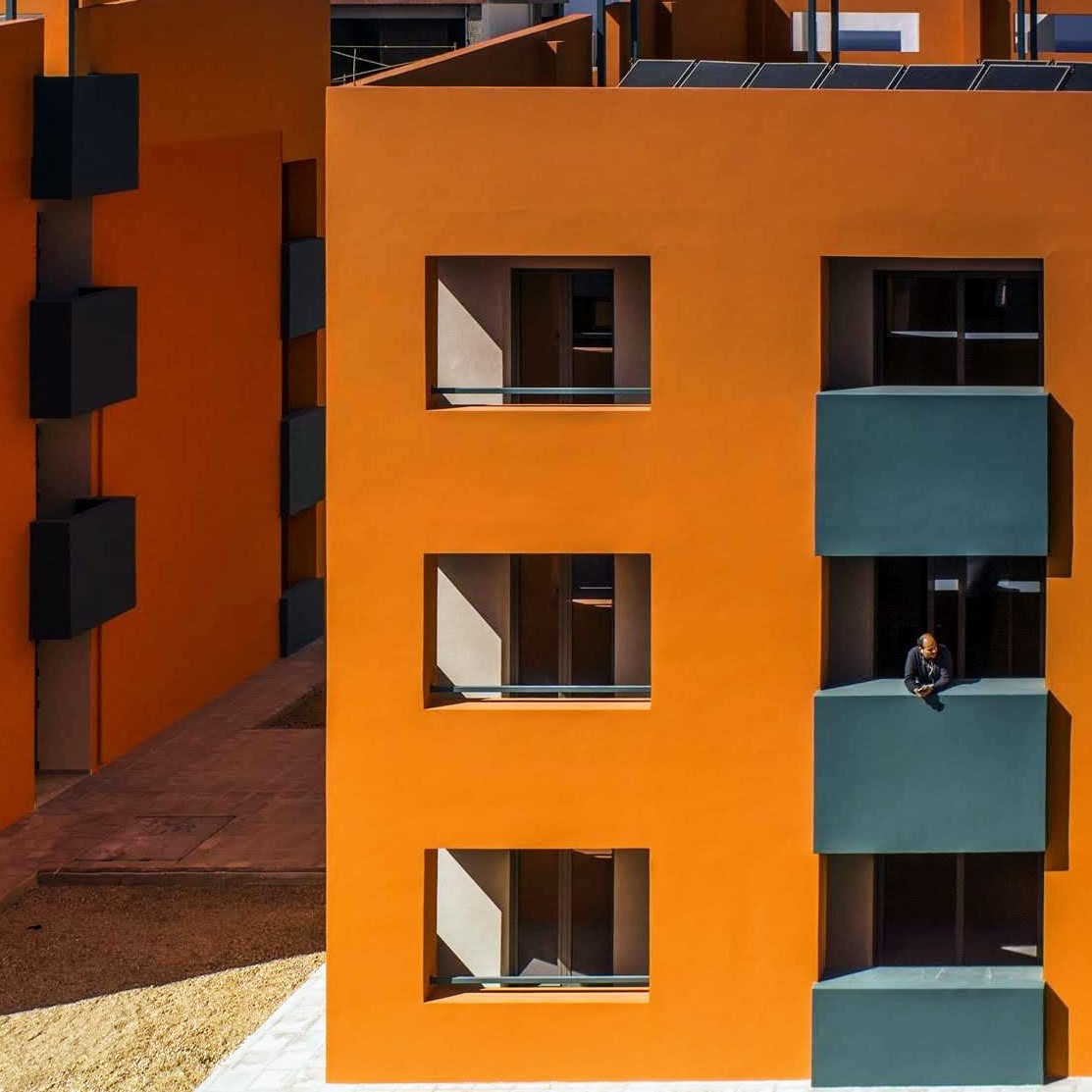 Ο Κυριάκος Κατσιγαράκης κατα την εγκατάσταση των ελεγκτών στην φοιτητική εστία